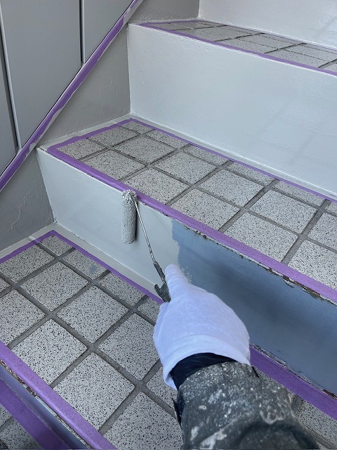 深谷市緑ヶ丘で外壁塗装中。階段壁のサイディングや車庫の鉄骨も塗装します。