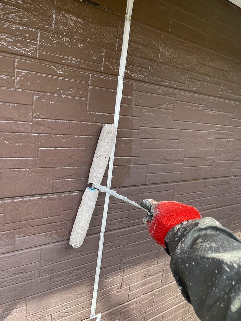 熊谷市村岡で外壁塗装工事中。軒天にはニッペのケンエースを使用。