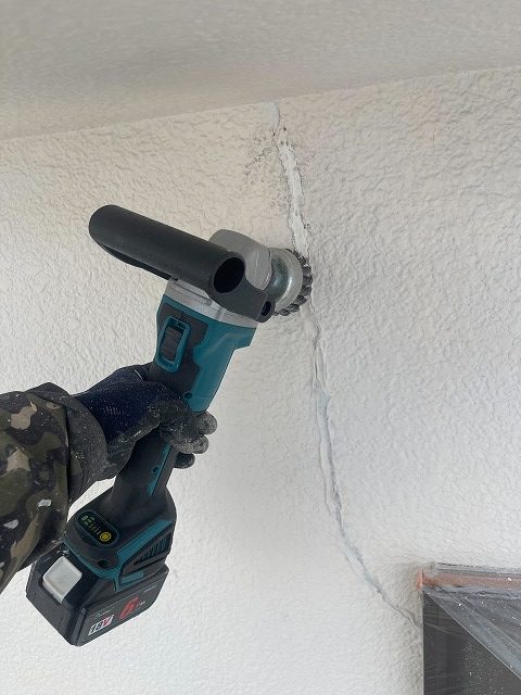 寄居町富田でモルタル外壁とブロック塗装。ひび割れ補修作業をしました。