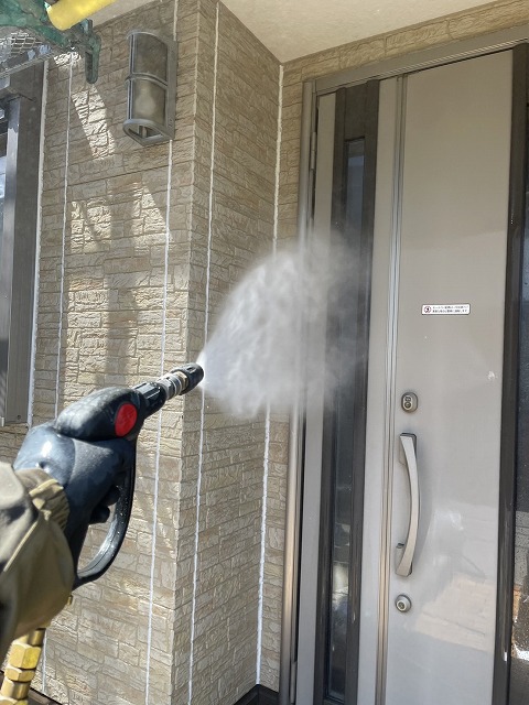 深谷市東方で外壁塗装が始まりました。高圧洗浄～養生作業の様子です。