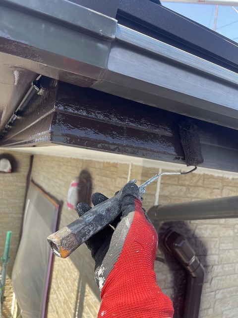 深谷市東方で外壁塗装。破風板・雨樋塗装と中塗りの様子。