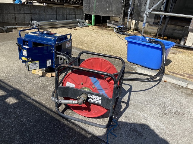 深谷市田中で外壁塗装が始まりました。築27年で初めてのお手入れ。