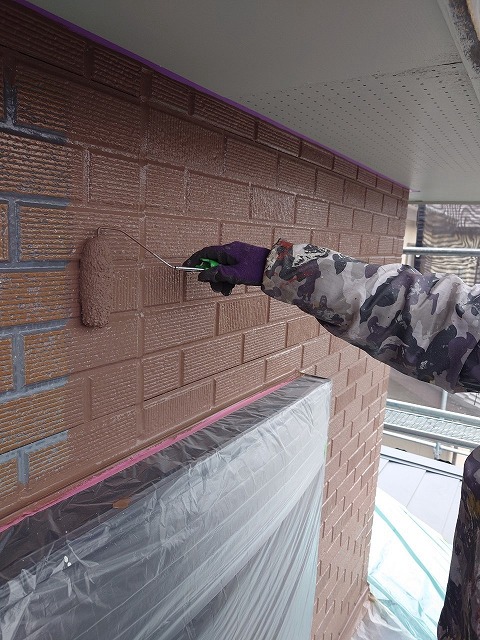 深谷市田中で外壁塗装中。中塗り～上塗り作業の様子。人気のコーヒーブラウンを塗布。