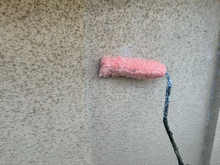 下塗りで下地を固め、仕上げの土台をつくる