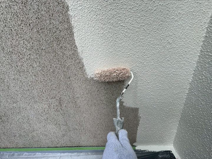 中塗りで膜厚を確保し、色ムラを抑える