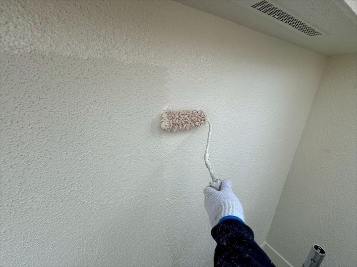 上塗りで質感を整え、明るく清潔感のある印象へ